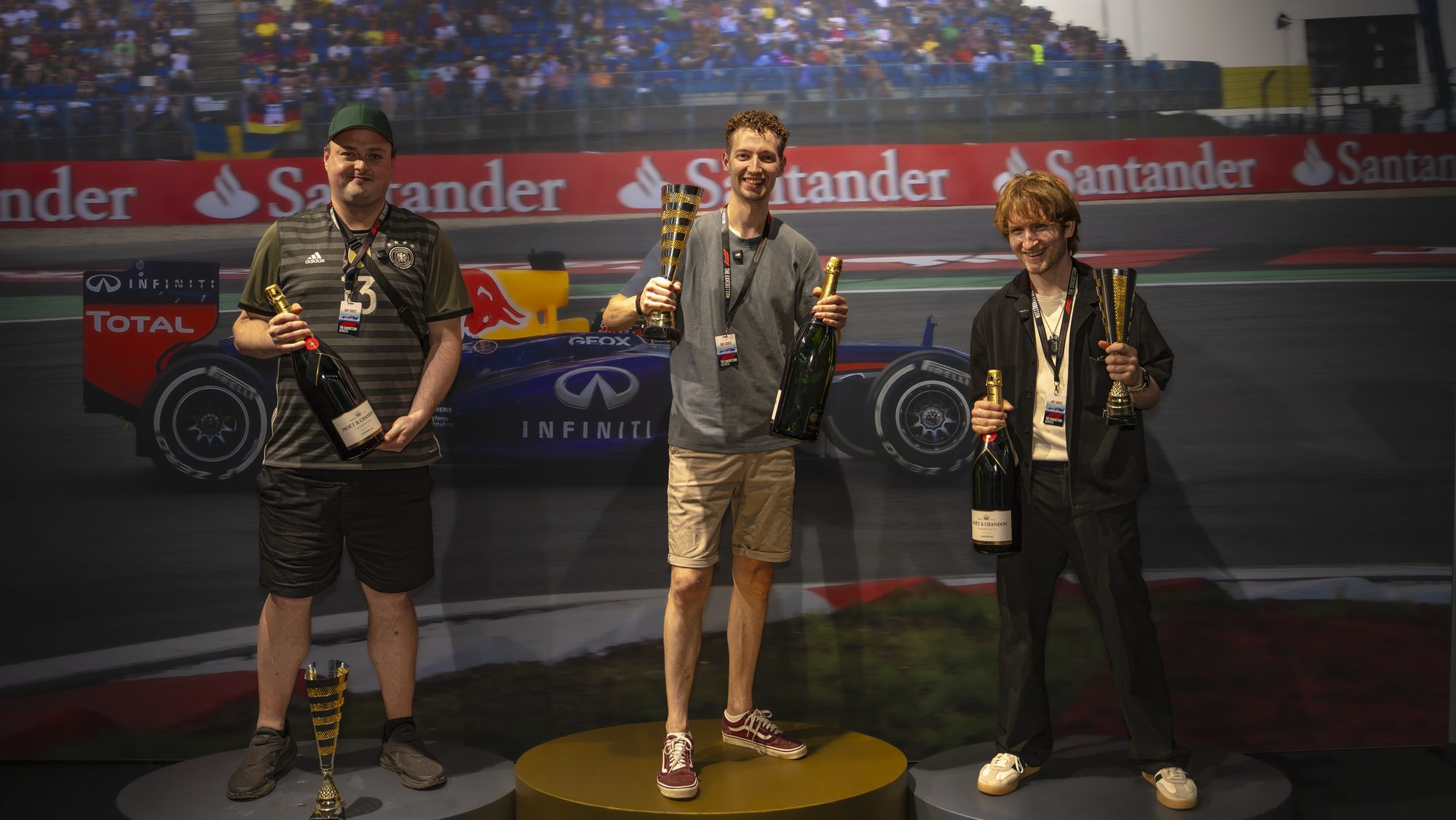 Das Team auf dem Podium der F1-Ausstellung in München